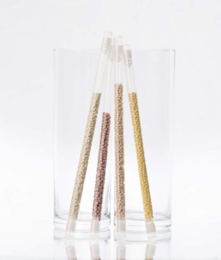 Two high glasses with two Unistraw straws in each of them.